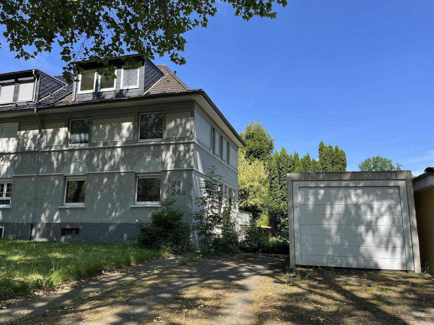 Erdgeschosswohnung mit großem Garten und Garage, 45127 Essen