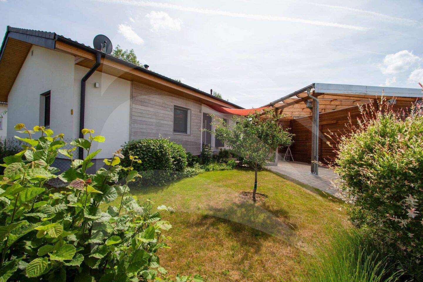 Moderner Bungalow mit stilvollem Garten und nachhaltigem Energiekonzept, 84066 Mallersdorf-Pfaffenberg