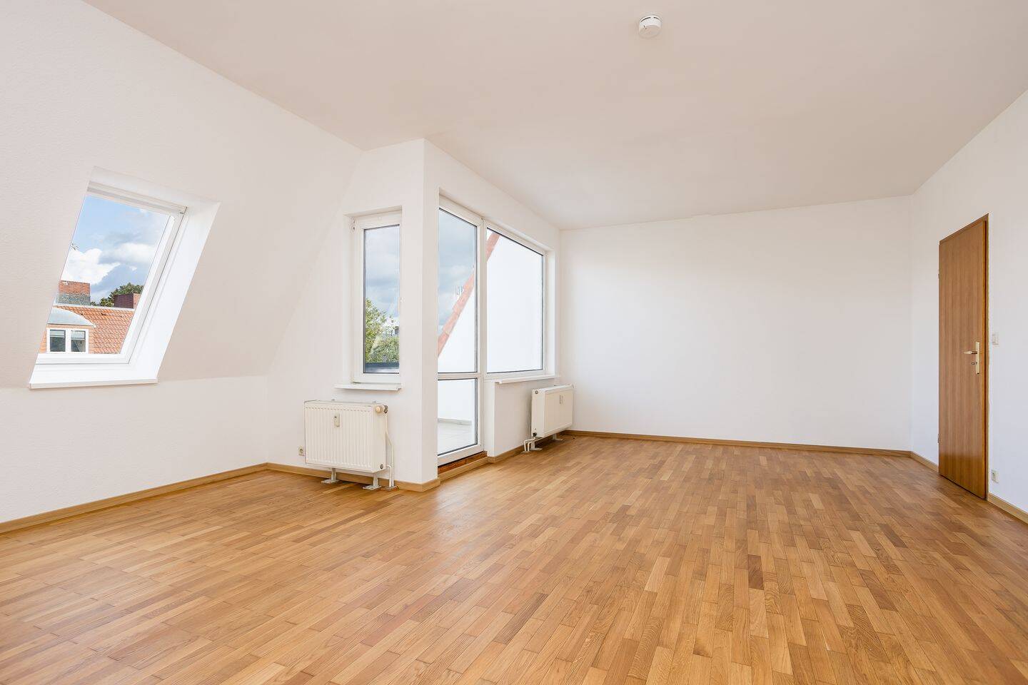 Frisch renoviert über den Dächern Weddings: 2-Zimmer-Wohnung mit Dachloggia!, 13347 Berlin (Mitte Gesundbrunnen Wedding)