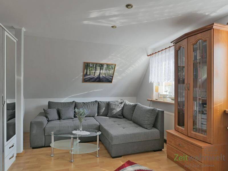 (EF1102_M) Magdeburg: Nordwest, möblierte Wohnung (Haushälfte) mit PKW-Stellplatz, Dachbalkon und Klimaanlage, 39128 Magdeburg