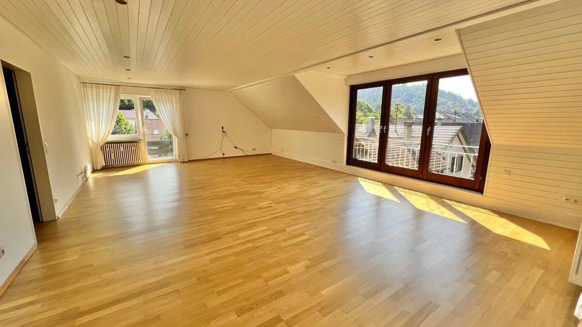 Großzügige 4,5-Zimmer DG-Wohnung mit sonniger Dachterrasse, 76534 Baden-Baden