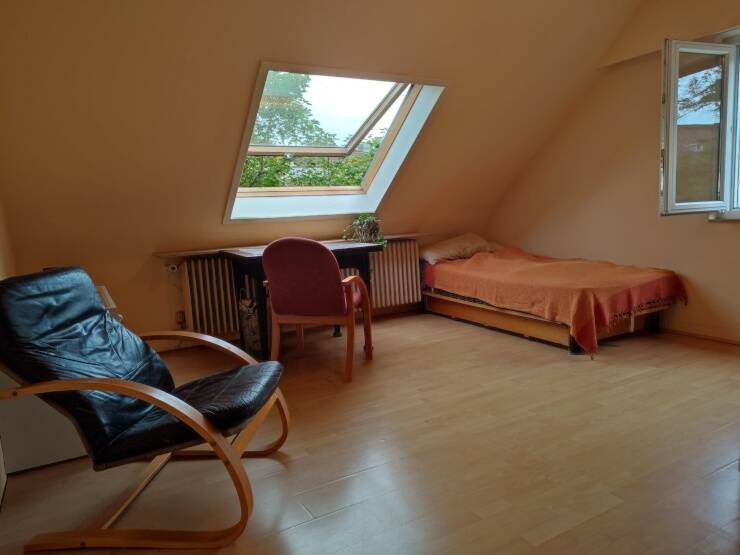 Ab 01.Nov. evtl. auch etwas früher: Teilmöbliertes 16qm Zimmer in netter 3er WG in Frankfurt-Eschersheim, 60433 Frankfurt am Main (Bonames Dornbusch Eschersheim Frankfurter Berg Preungesheim)