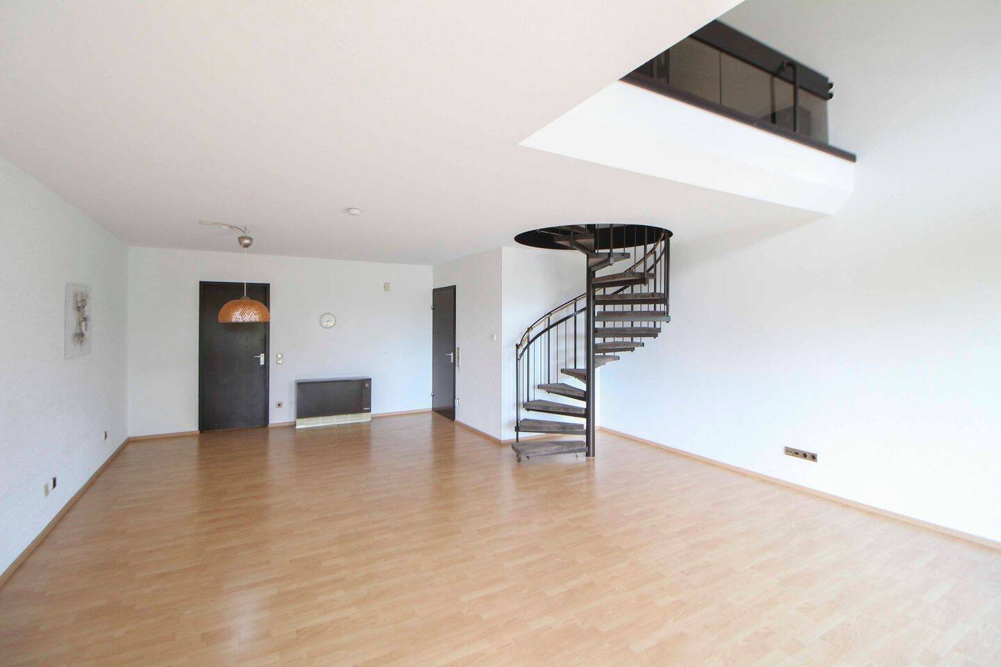 Haus im Haus: Großzügige 5,5-Zimmer-Maisonette-Wohnung auf 3 Ebenen mit 3 Balkonen und Garage, 71065 Sindelfingen
