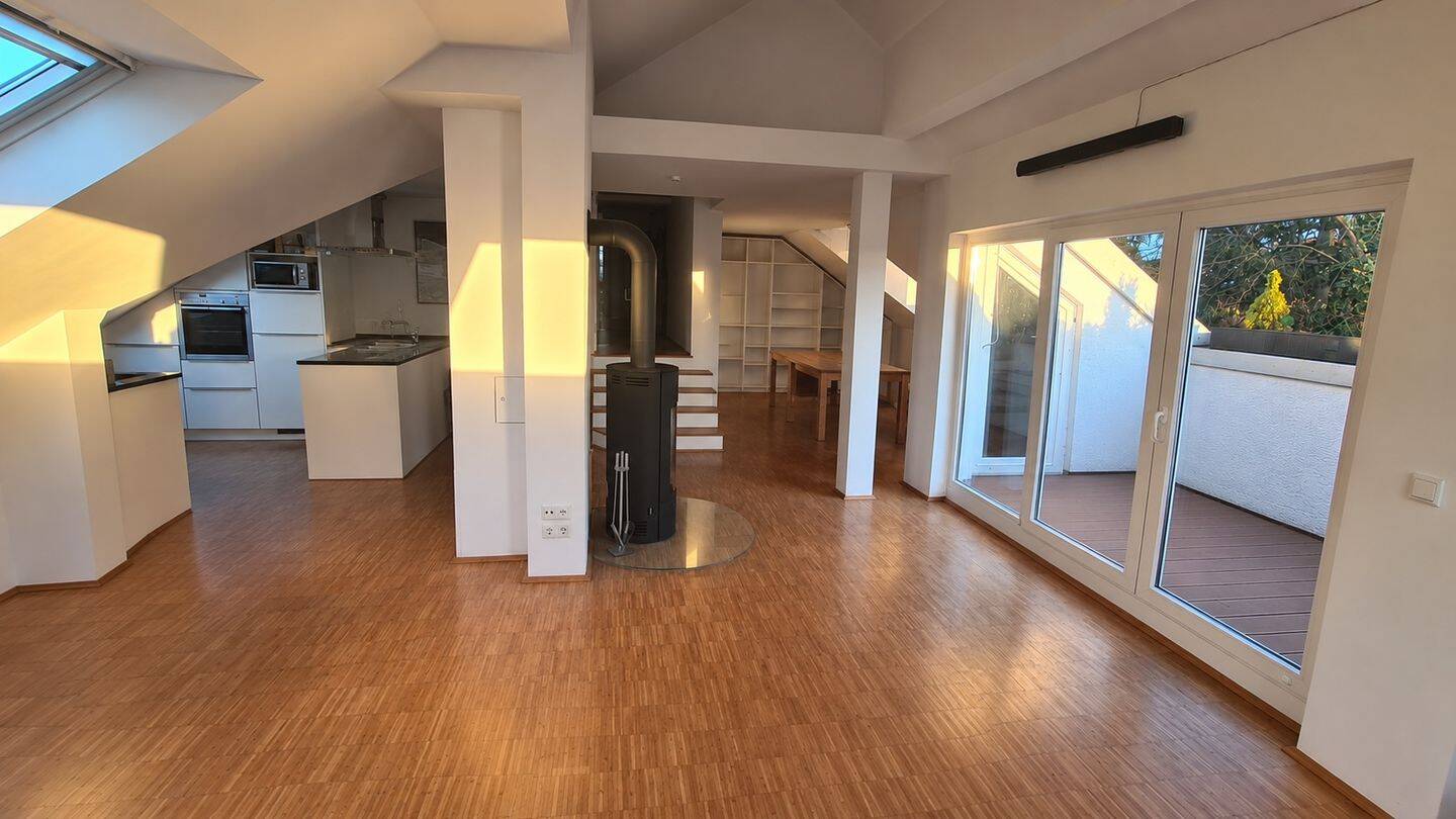 Wunderschöne DG-Wohnung mit 4-Zimmern: viel Licht, viel Raum, geeignet für Familien, 81247 München (Allach-Untermenzing Pasing-Obermenzing)