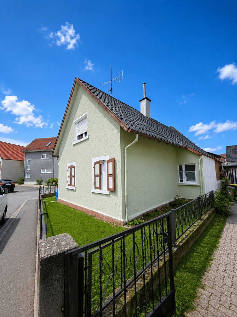Ein Haus. Eine Scheune. Viele Möglichkeiten – gestalten Sie Ihr neues Zuhause in Au am Rhein, 76474 Au am Rhein
