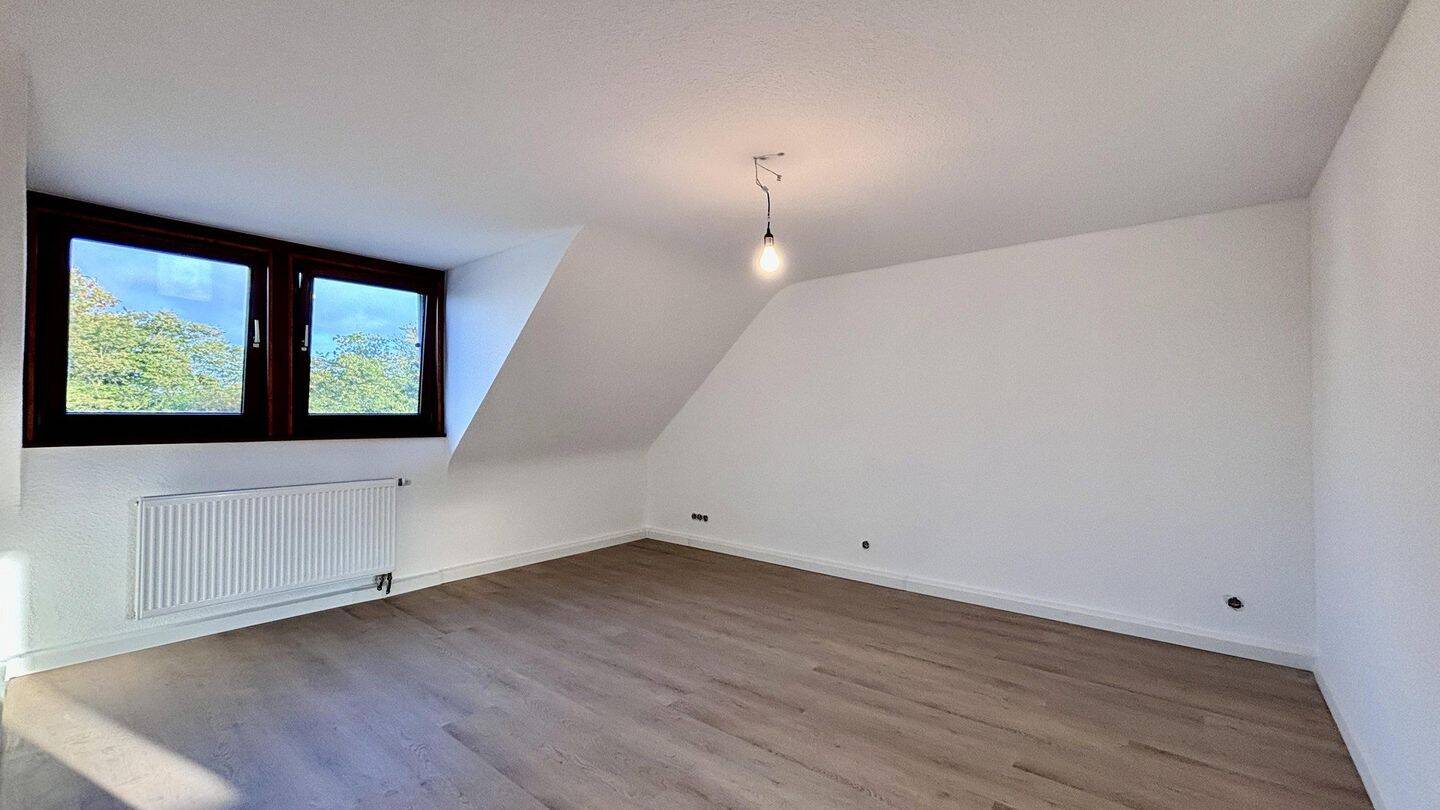 Frisch sanierte 3-Zimmer-Wohnung im Dachgeschoss – sofort frei | Düren, 52351 Düren