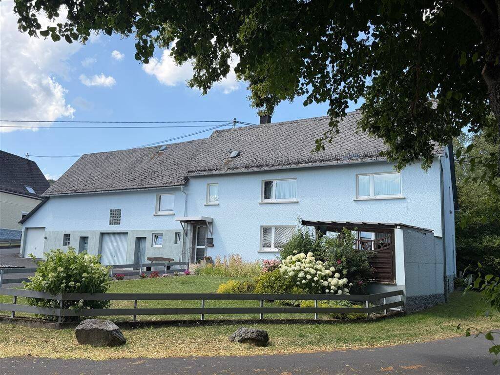 Nähe Rennerod! Wohnhaus mit Potenzial, Garagen und Garten!, 56479 Westernohe