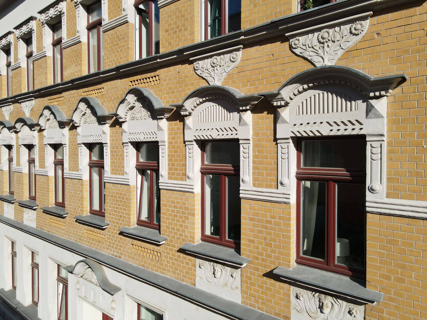 Bezugsfrei im Zentrum: Denkmalwohnung mit Balkon zum attraktiven m²-Preis, 4315 Leipzig (Neustadt-Neuschönefeld Sellerhausen-Stünz Volkmarsdorf)