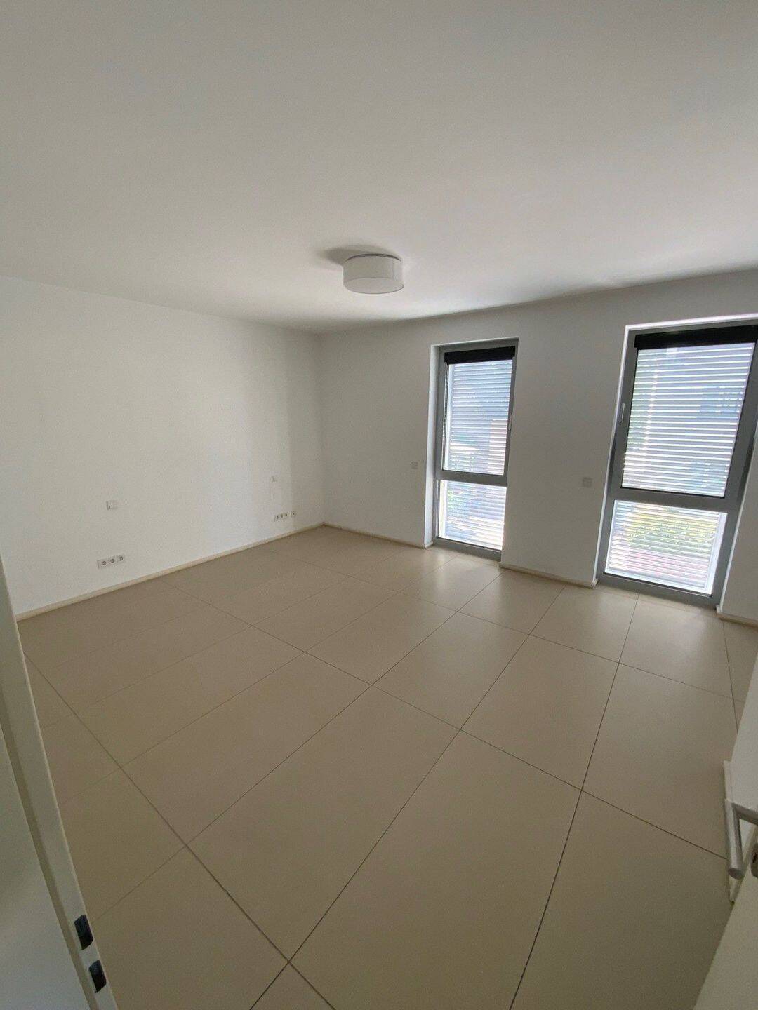 Blick ins Grüne & bodentiefe Fenster: 2-Zimmer-Wohnung mit Balkon in Düsseldorf-Stockum, 40474 Düsseldorf (Golzheim Lohausen Pempelfort Stockum)