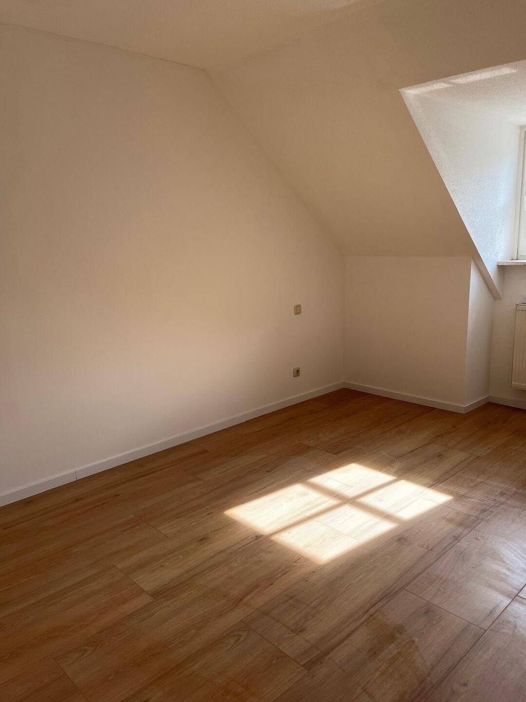gepflegte 2-Zimmer Dachgeschosswohnung, 84051 Essenbach
