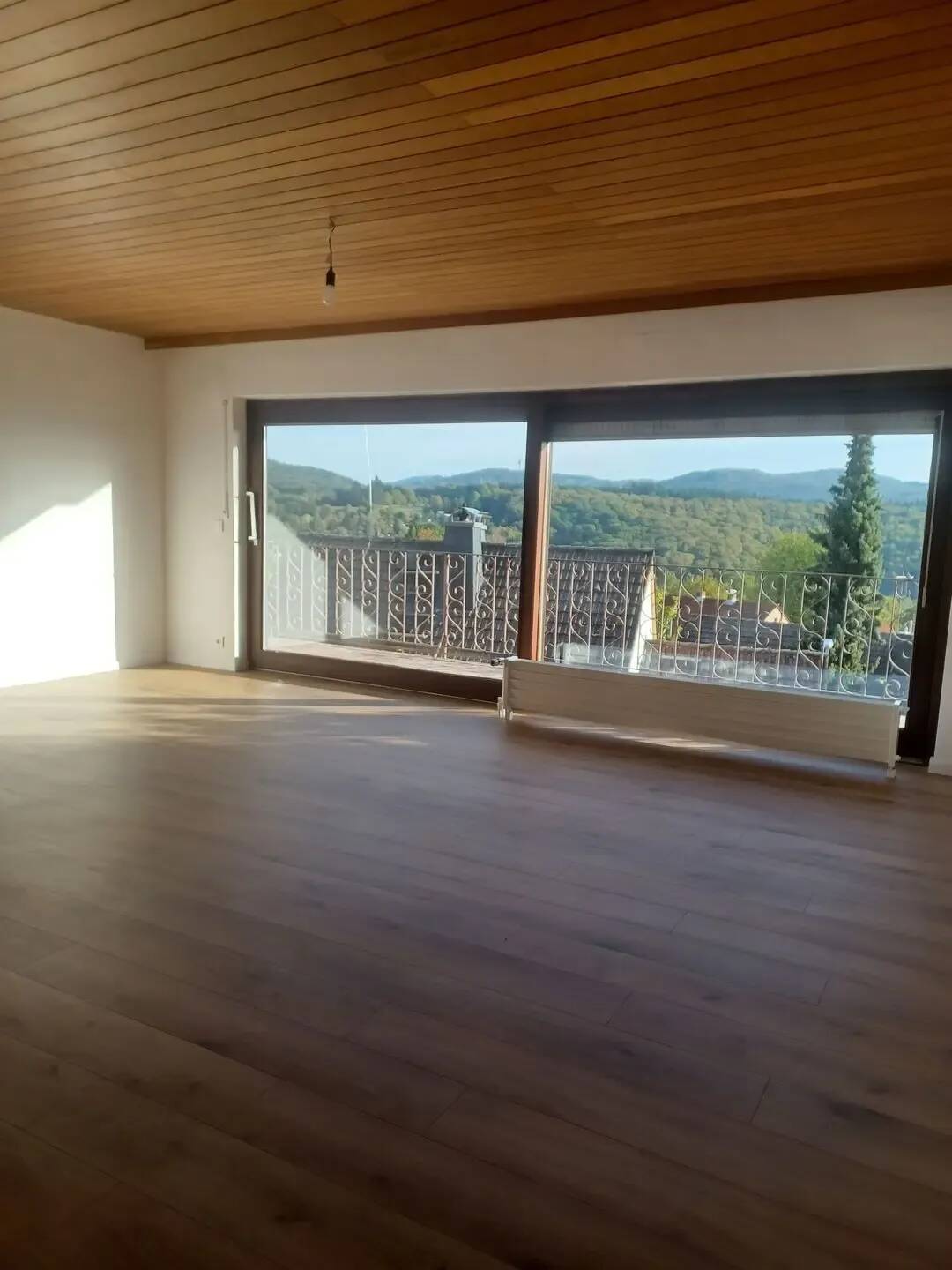Frisch renoviert! Großzügige 3-Zi-Wohnung mit Balkon & traumhaftem Taunusblick in Eppstein-Bremthal, 65817 Eppstein