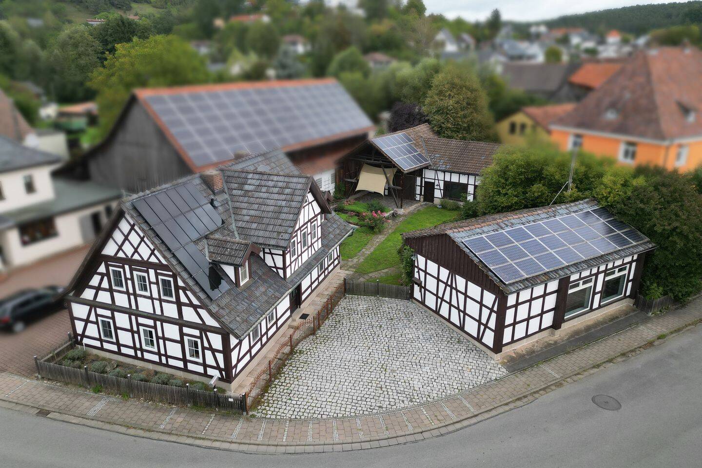 Gemütliches Fachwerkhaus – 1989 neu aufgebaut! Plus Bungalow Wohnen/ Büro/ Praxis? + Garten +Scheune, 96479 Weitramsdorf