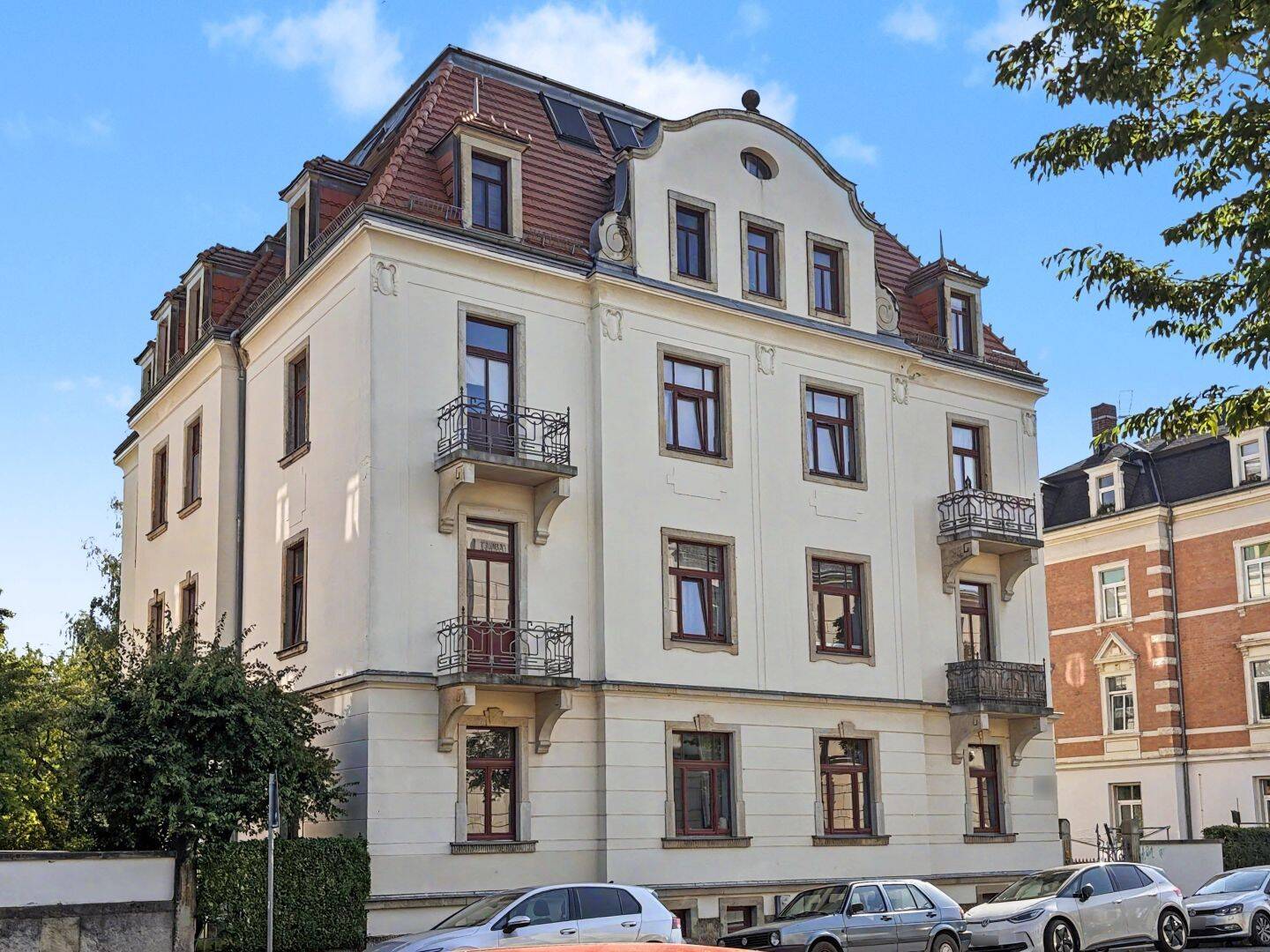 Denkmalschutz mit Altbaucharme: Stilvolle 2-Zimmer-Wohnung mit Südbalkon in Dresden-Striesen, 1309 Dresden