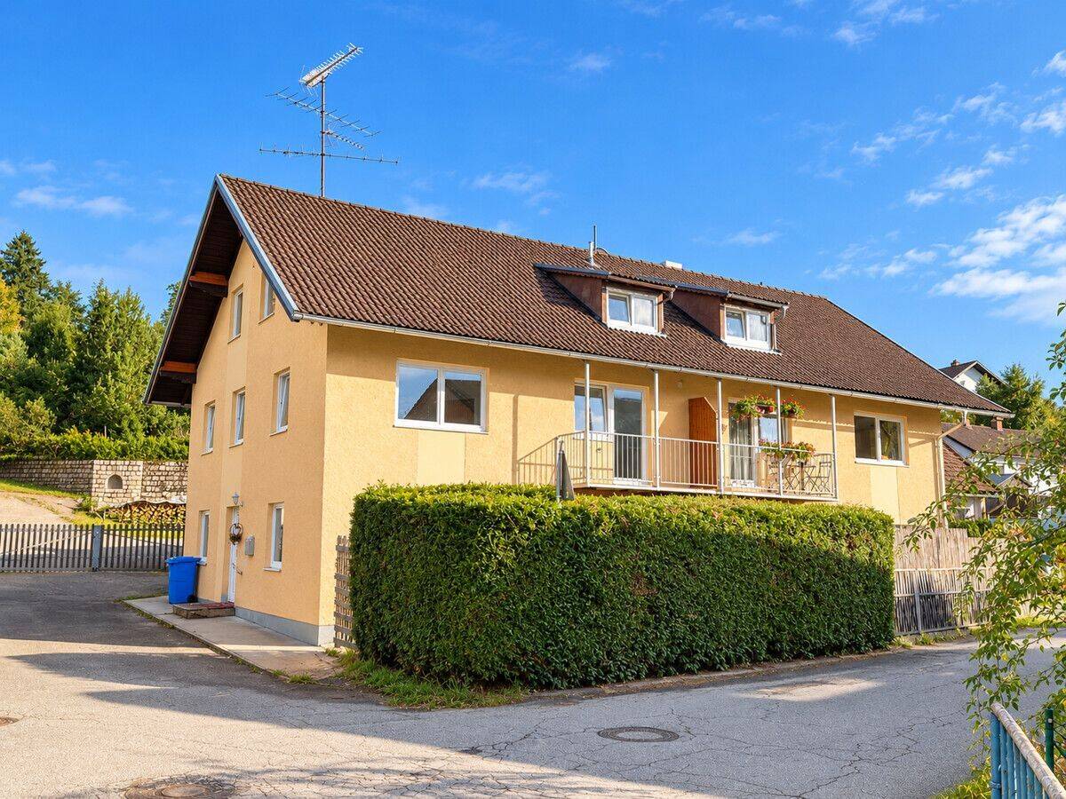 160 m2-DHH mit Einliegerwohnung u. gr. Garage in zentraler Wohnlage in Schwarzach b. Niederwklg./A3, 94374 Schwarzach