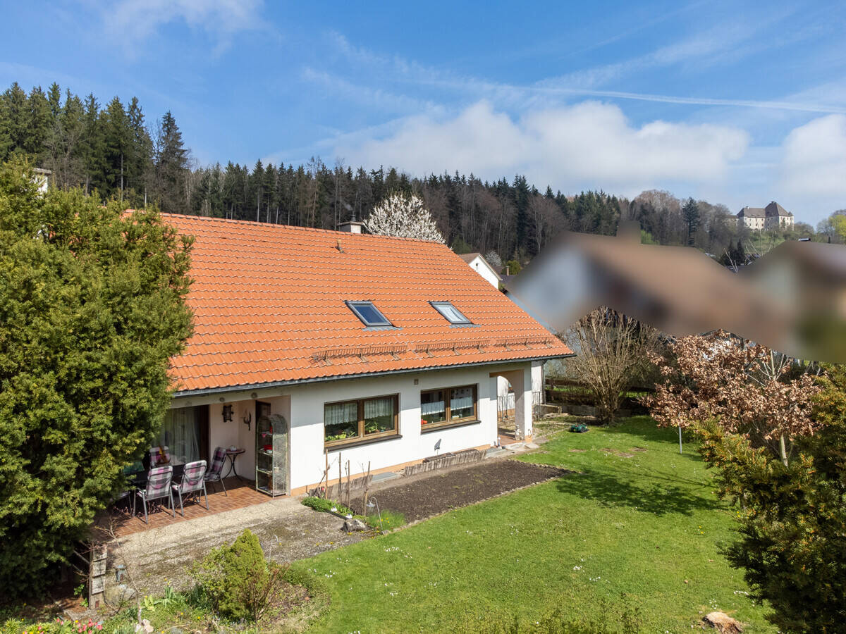Einfamilienhaus mit großem Garten und Doppelgarage in ruhiger Lage von Eisenburg, 87700 Memmingen