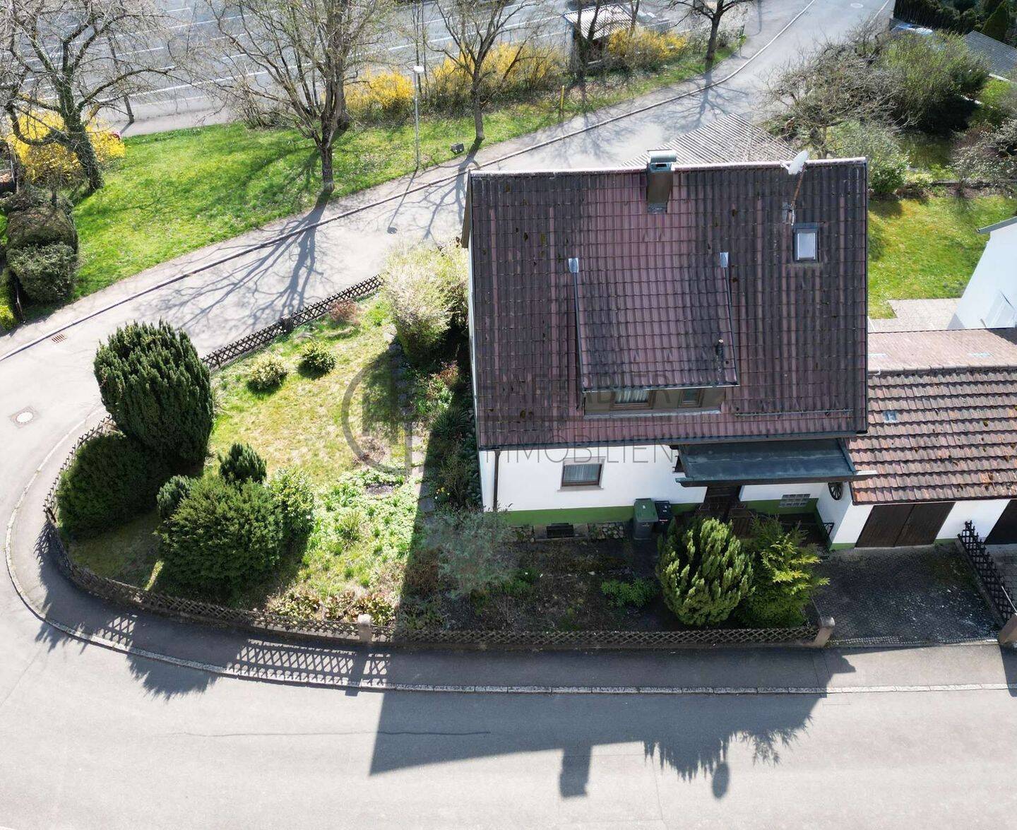 Eckgrundstück. 4 Garagen. Viel Potenzial. – Einfamilienhaus in Sindelfingen, 71065 Sindelfingen
