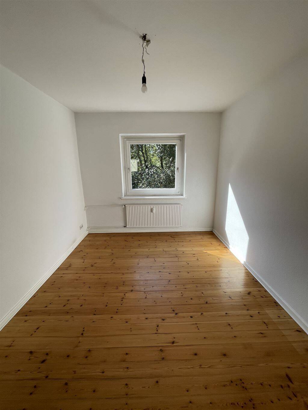 Helle 2,5-Zimmer-Wohnung mit Einbauküche, Tageslichtbad und Holzdielen (provisionsfrei), 23566 Lübeck (Sankt Gertrud Sankt Jürgen)