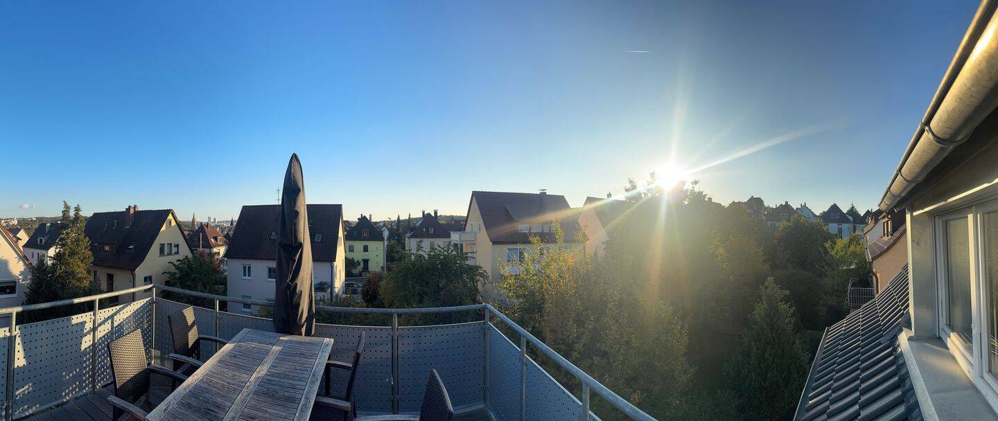 Lichtdurchflutete Dachgeschosswohnung mitten in Zuffenhausen mit Traumblick auf Stuttgart, 70435 Stuttgart (Stammheim Zuffenhausen)