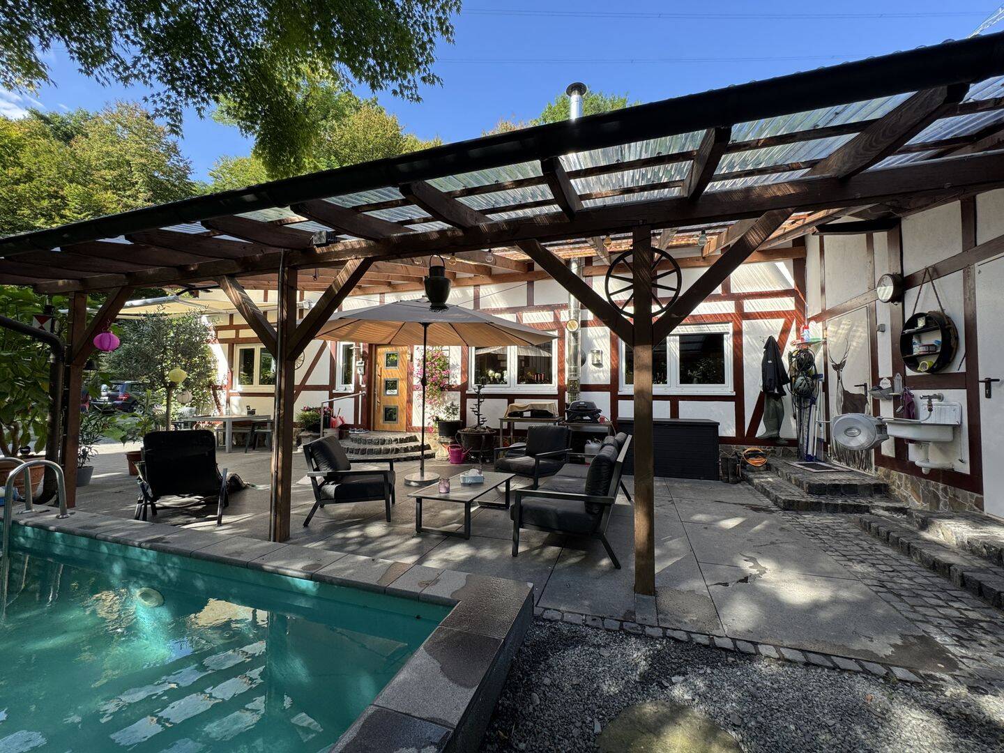 Einfamilienhaus mit zwei Wohnbereichen | Pool, Sauna & außergewöhnlicher Garten mit Grillplatz, 53842 Troisdorf