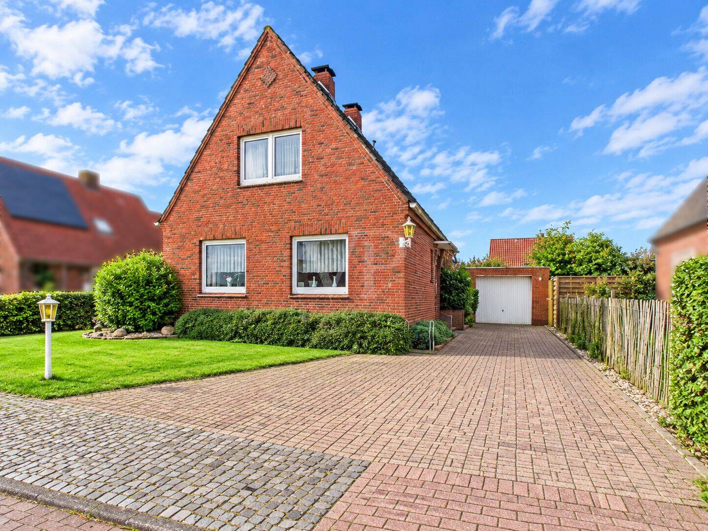 Lust auf freiwillige Hausaufgaben? Einfamilienhaus mit Garage in schöner Lage – ideal für Handwerker, 26723 Emden