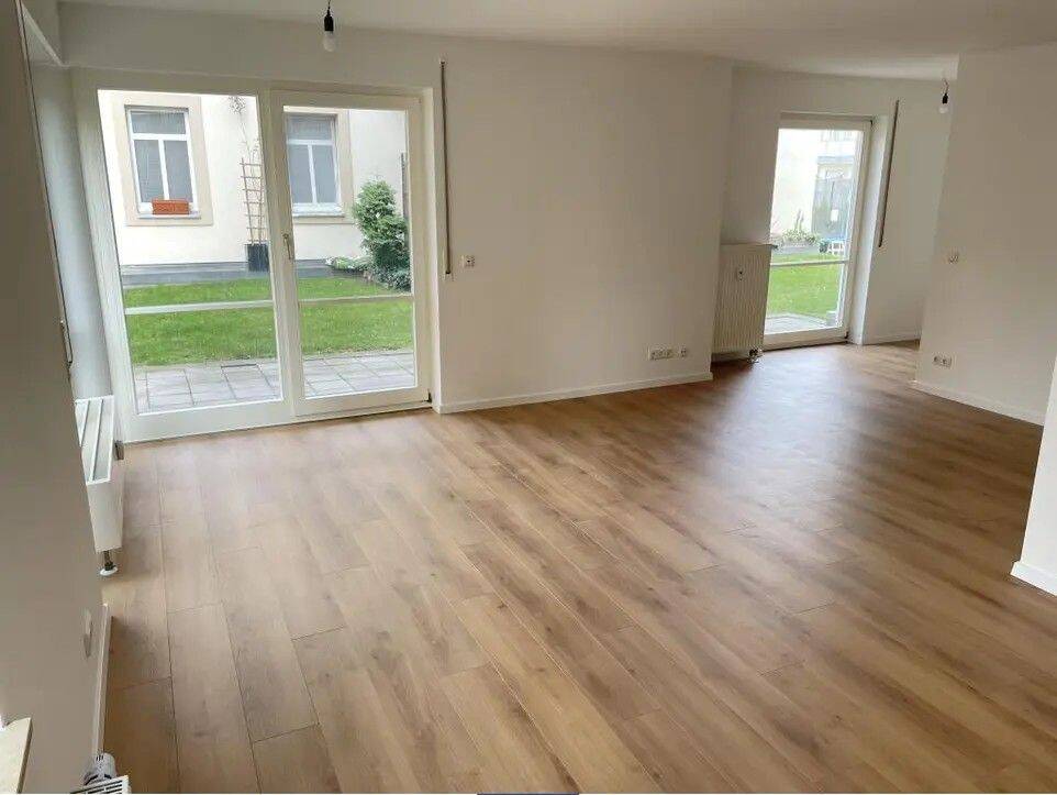 Sonnige, helle 1-Raum- Erdgeschoßwohnung mit Terrasse, 1159 Dresden