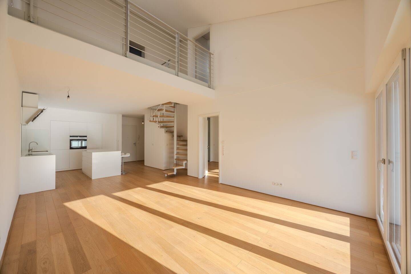 Moderne Maisonette-Wohnung mit Galerie, Balkon und Stellplatz in Hainburg, 63512 Hainburg