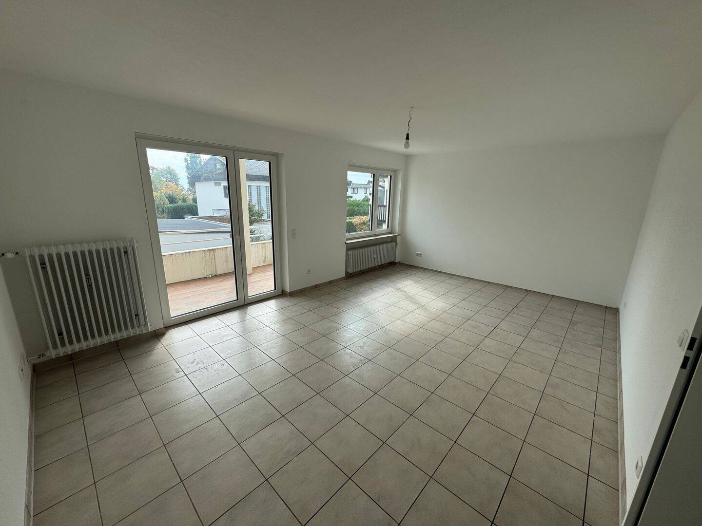 Renovierte Zwei-Zimmer-Wohnung mit südlichem Balkon und neuer EBK in bester Lage in Immenstaad., 88090 Immenstaad am Bodensee