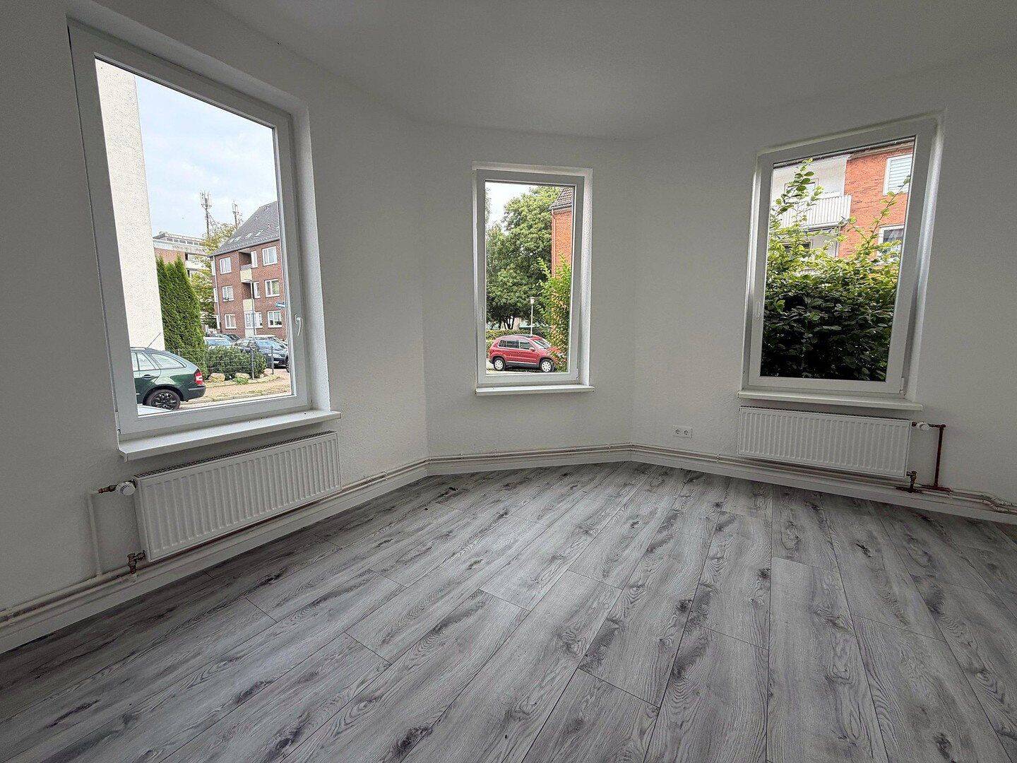 Frisch renovierte 3-Zimmer-Altbauwohnung mit Erker und neuer Einbauküche in Kiel-Wellingdorf, 24148 Kiel (Ellerbek Wellingdorf)