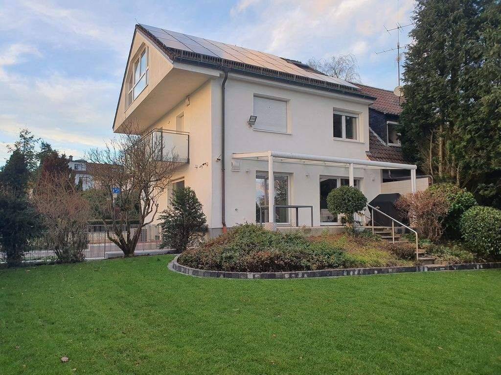 In exponierter Oberurseler Lage saniertes und energetisch modernisiertes Einfamilienhaus (mit Einliegerwohnung), 61440 Oberursel (Taunus)