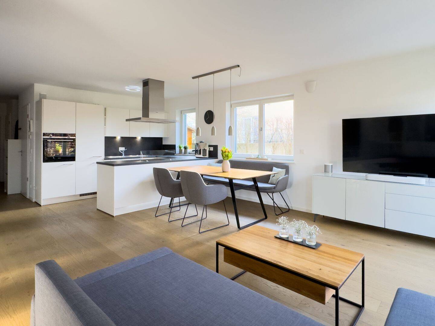 Helle 2-Zimmer-Wohnung mit eigenem Garten und Tiefgaragenstellplatz im Herzen von Holzkirchen, 83607 Holzkirchen