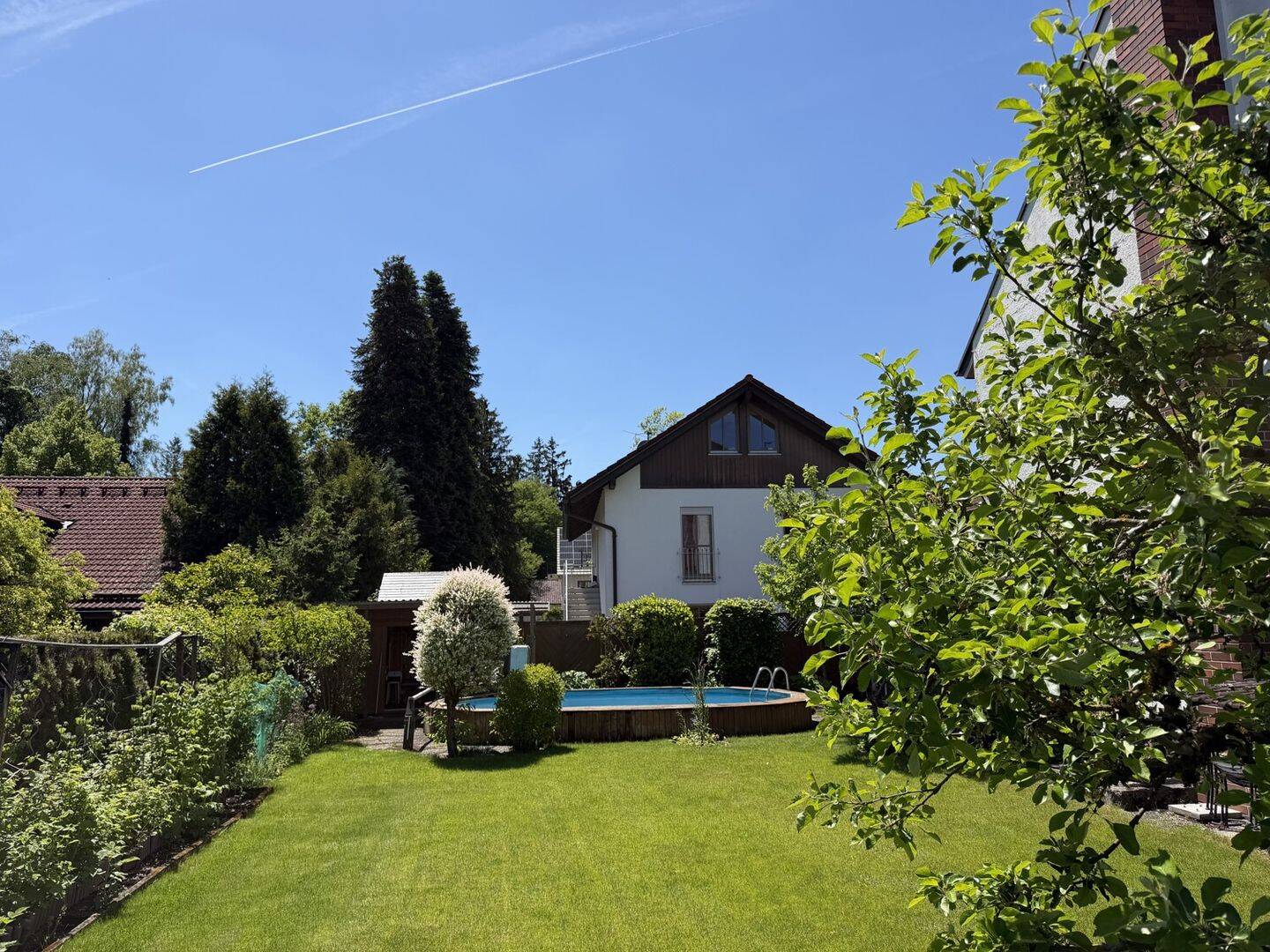 Renovierungsbedürftige DHH mit Pool auf 541m² Grund in ruhiger Sackgasse zum FESTPREIS!, 85598 Vaterstetten