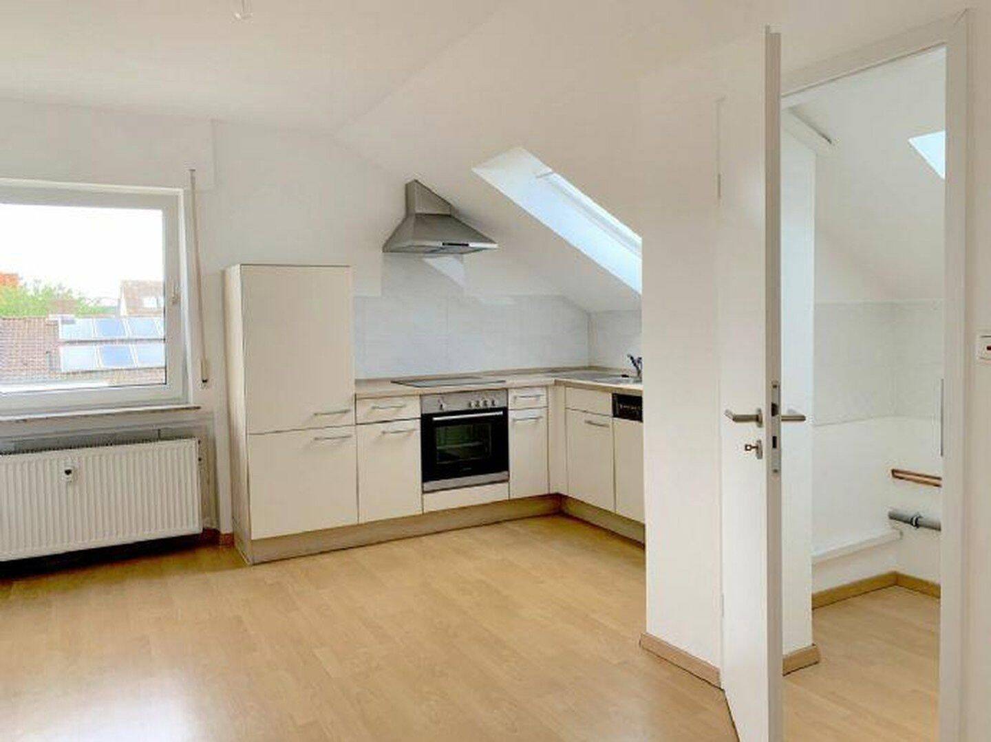 Ruhige und gepflegte DG­-Wohnung mit EBK, fußläufig zur S­-Bahn, 61184 Karben