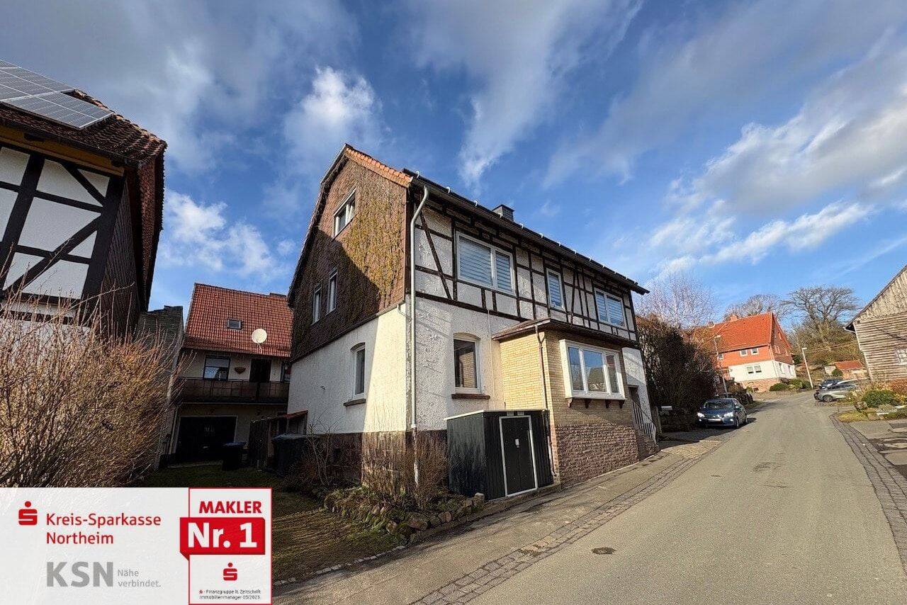Ländliche Idylle im Solling: Großzügiges Wohnhaus mit geschütztem Innenhof in Fredelsloh!, 37186 Moringen