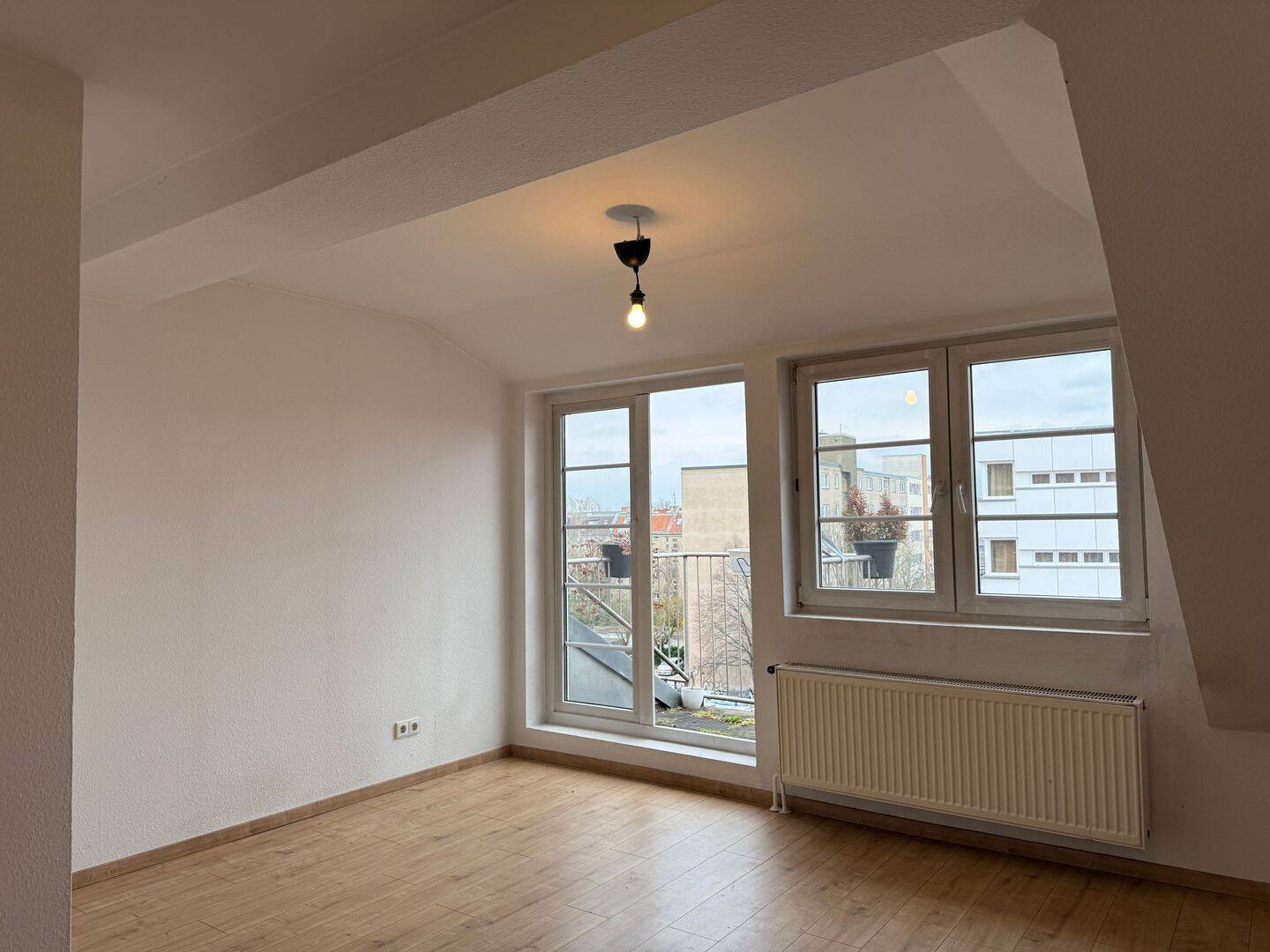 Bezugsfreie, gemütliche 2-Zimmer-Dachgeschosswohnung mit schönem Balkon in lebendiger Lage!, 12105 Berlin (Tempelhof-Schöneberg Mariendorf Schöneberg Tempelhof)