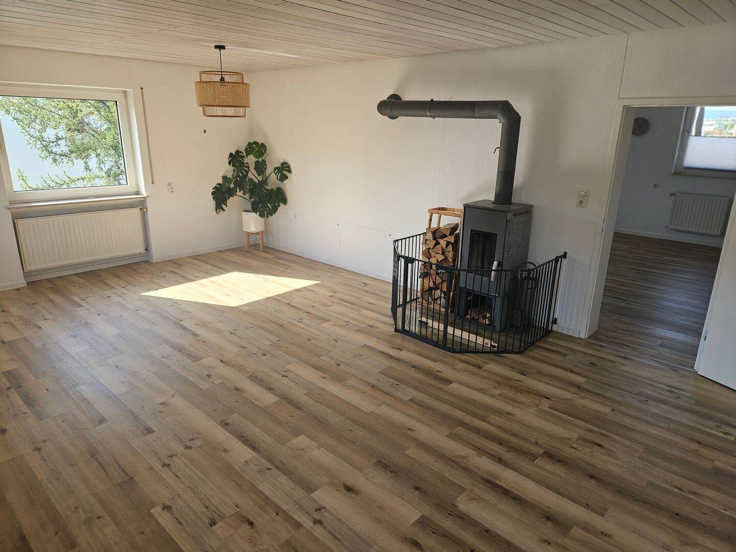 Charmante 5 Zimmer-DG-Wohnung mit Einbauküche mitten in Herschfeld, 97616 Bad Neustadt a.d. Saale