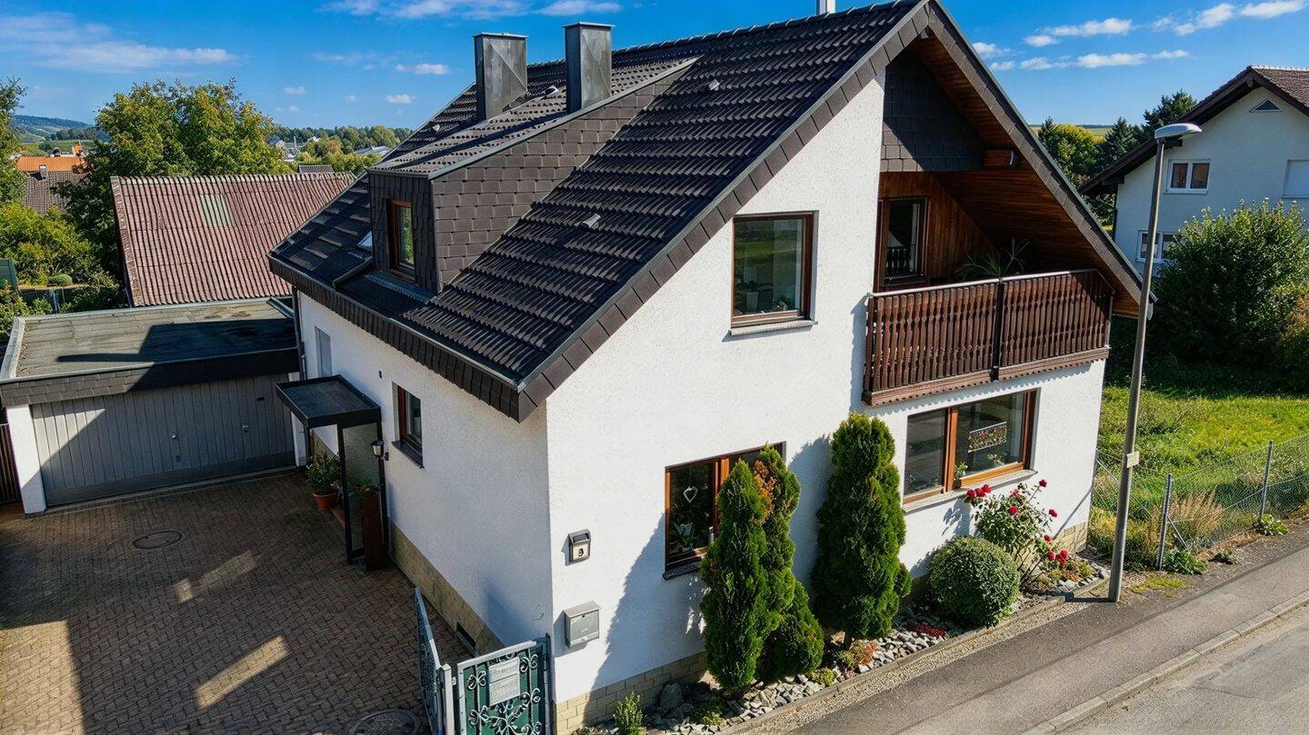 Großzügiges Familienhaus mit 4 Schlafzimmern, Wintergarten, Garten & Doppelgarage, 74336 Brackenheim