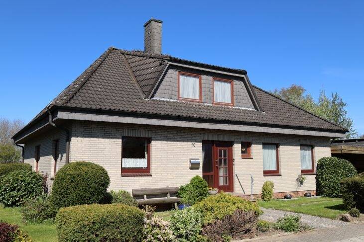 Massives Einfamilienhaus in Heide mit Garage, Sackgassenendlage und westlichem Wiesenblick, 25746 Heide