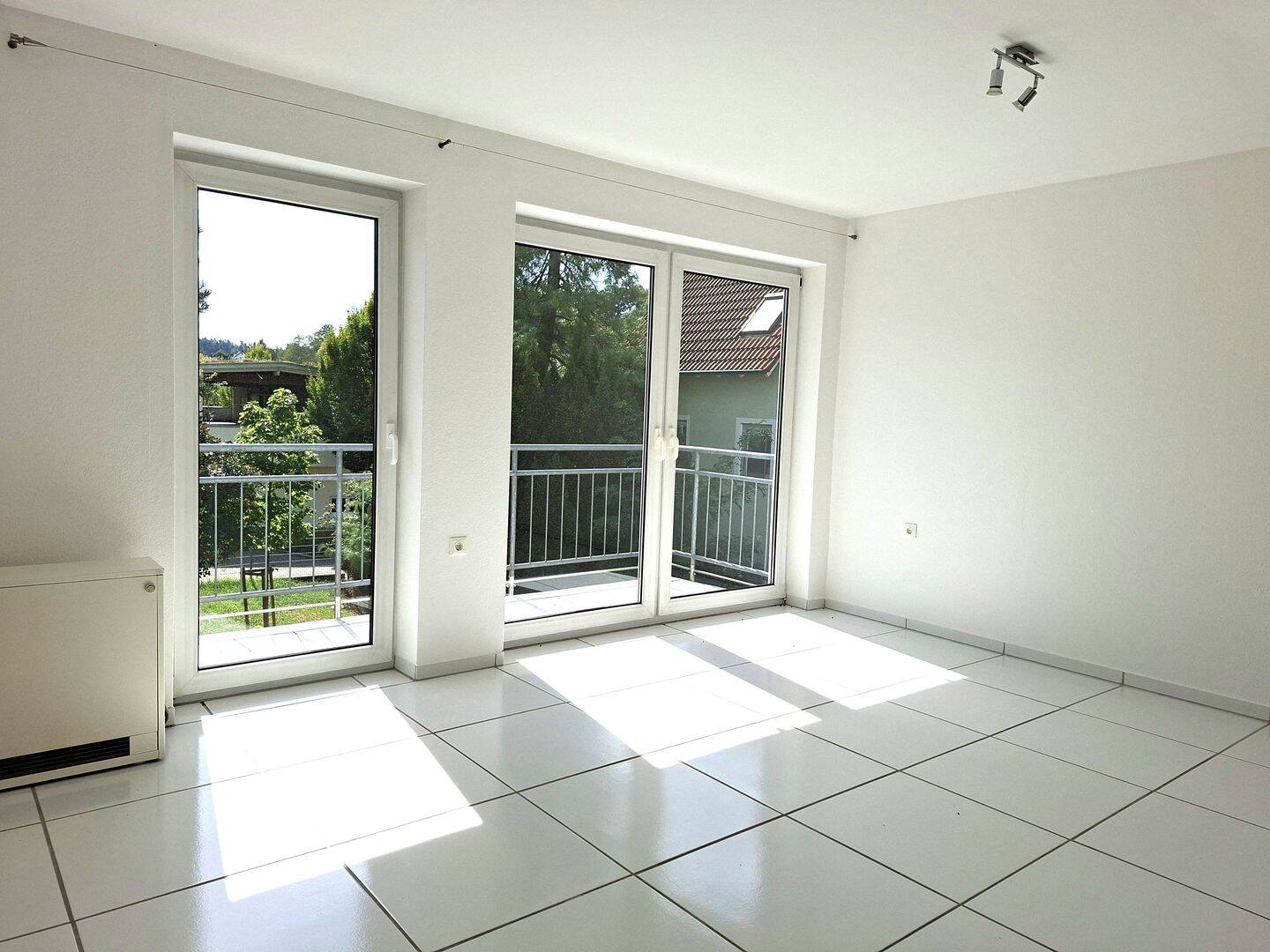 Helle 3,5-Zimmer-Wohnung mit Balkon und Einbauküche in zentraler Lage von Hüttlingen, 73460 Hüttlingen