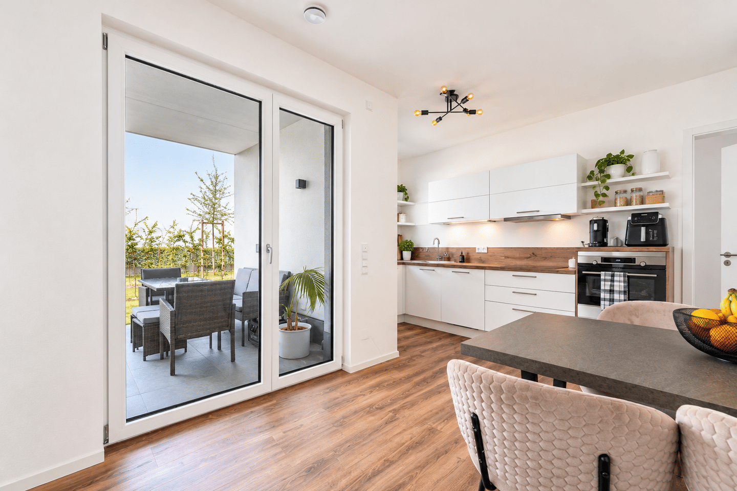 *Neuwertige 2-Zimmer-Erdgeschoss-Wohnung mit Privatgarten* – KFW 55, 94315 Straubing
