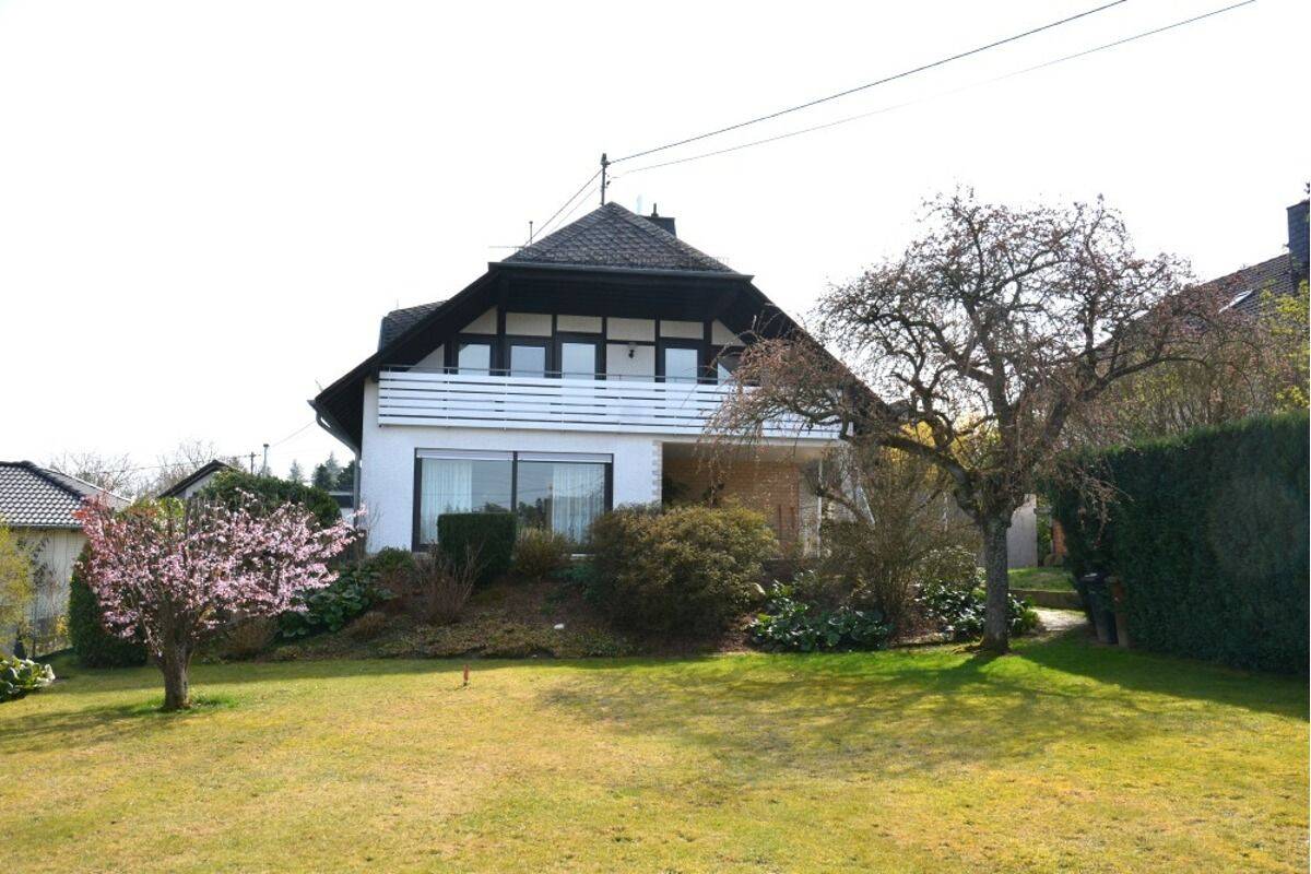 freistehendes Einfamilienhaus mit ELW in VG Puderbach zu verkaufen., 56307 Dürrholz