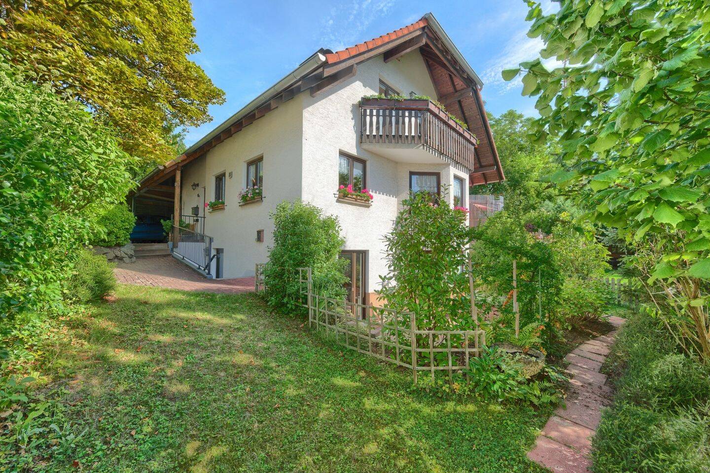 Freistehendes Einfamilienhaus mit vermieteter Einliegerwohnung in idyllischer Lage von Hagen Berchum, 58093 Hagen