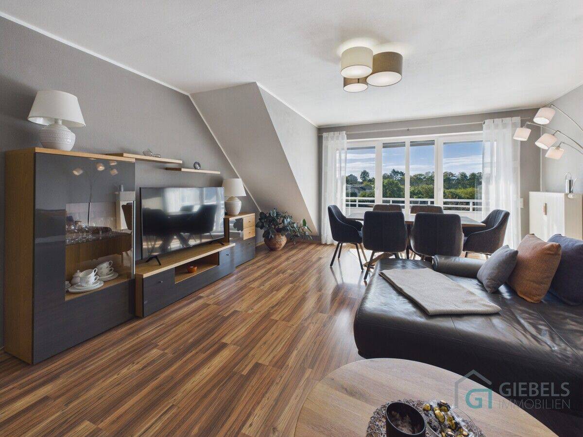 Licht, Weitblick und eine zweite Ebene für Ihre Ideen: Maisonette mit Sonnen-Balkon und Garage, 58540 Meinerzhagen