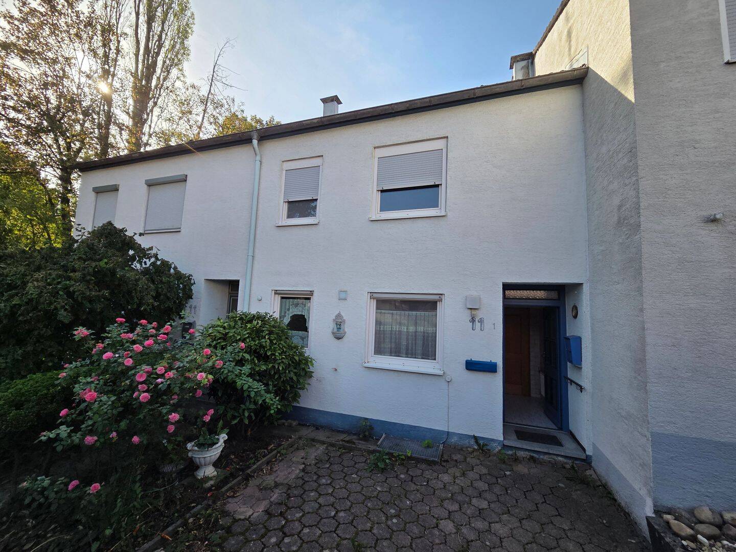 Gepflegtes Reihenhaus mit neuer Wärmepumpe und Garage in Mühlacker-Mühlhausen, 75417 Mühlacker