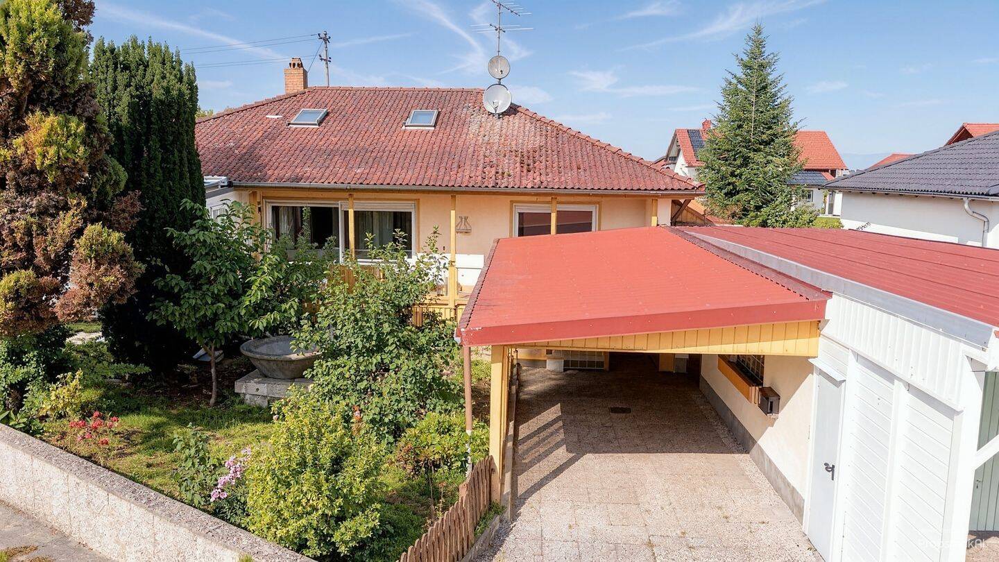 Barrierearmes Wohnen auf einer Ebene: Gepflegter Bungalow mit Traumgarten in Haidlfing/Wallersdorf, 94522 Wallersdorf