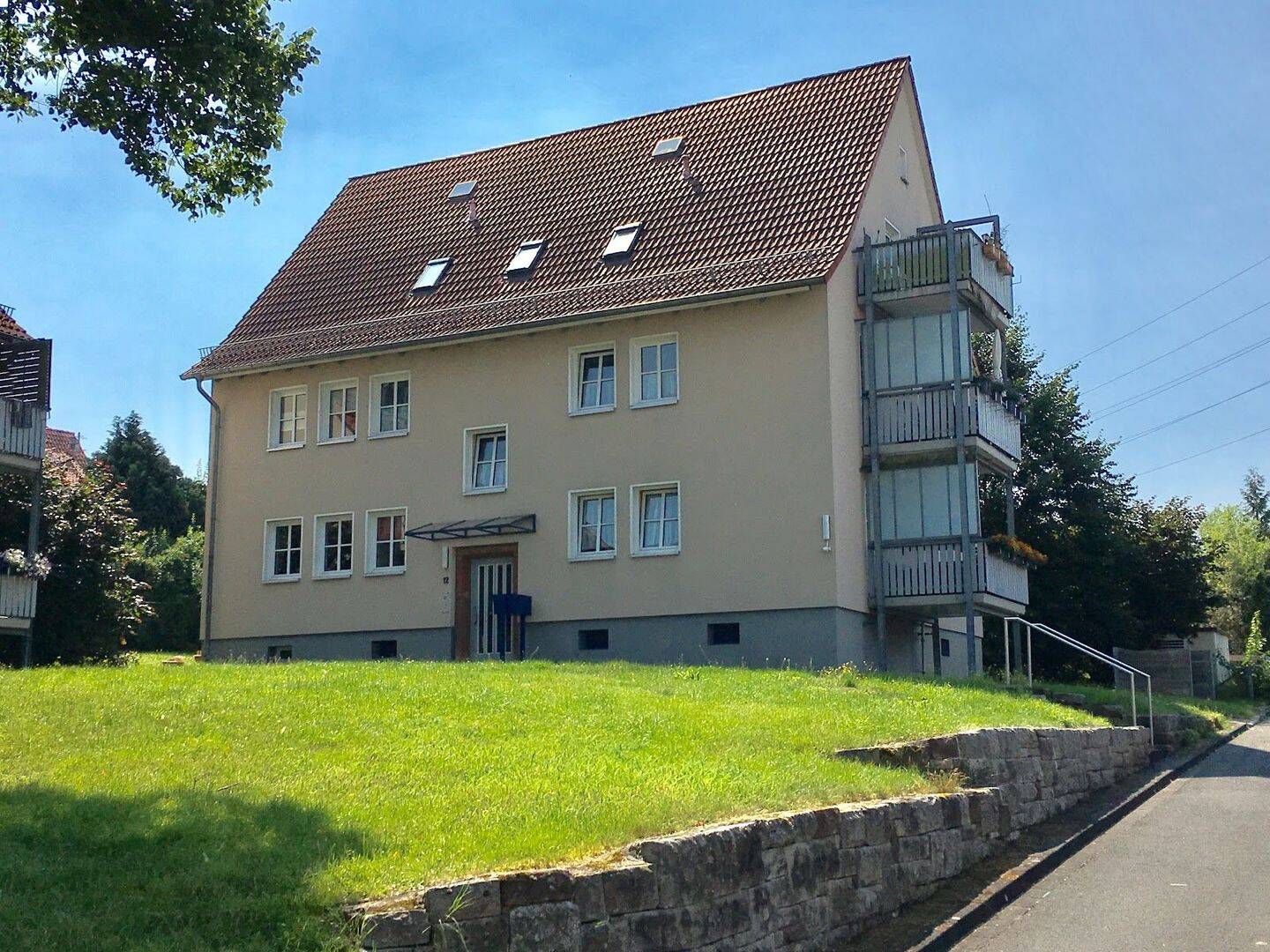Kompakte Dachgeschosswohnung in Niestetal mit Keller und Gegensprechanlage, 34266 Niestetal