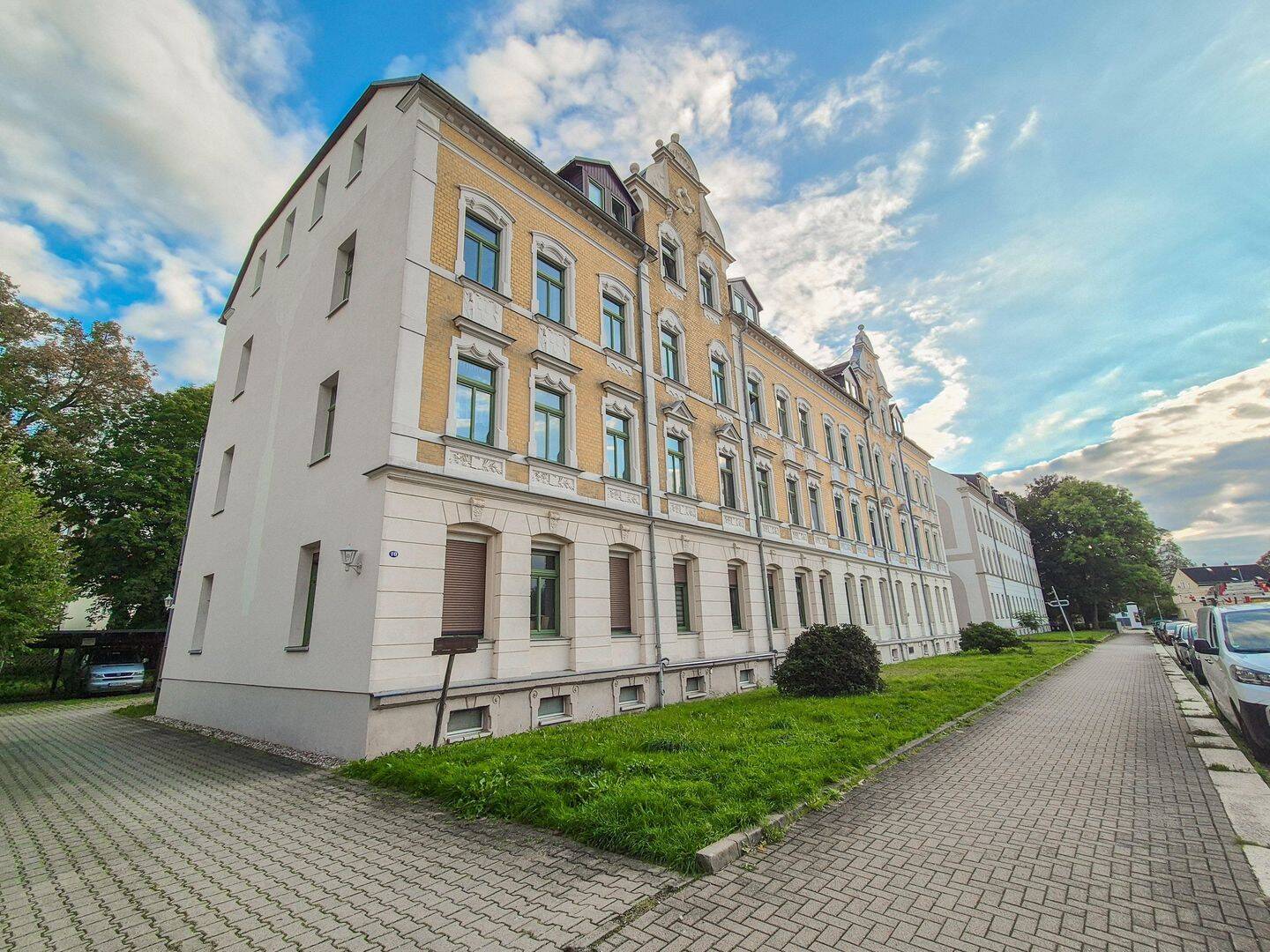 Solide vermietete Wohnung mit Balkon und Carport inklusive – mit Entwicklungspotential, 9125 Chemnitz (Altchemnitz Bernsdorf Erfenschlag Harthau Reichenhain)
