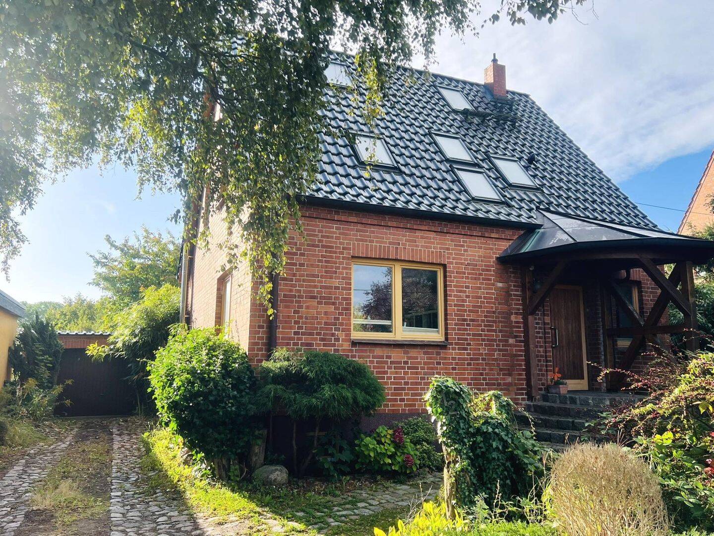 Massiv – 6 Zimmer –  2 Bäder – Garage – über 800 m² Grundbesitz in Dierkow-Ost, 18146 Rostock