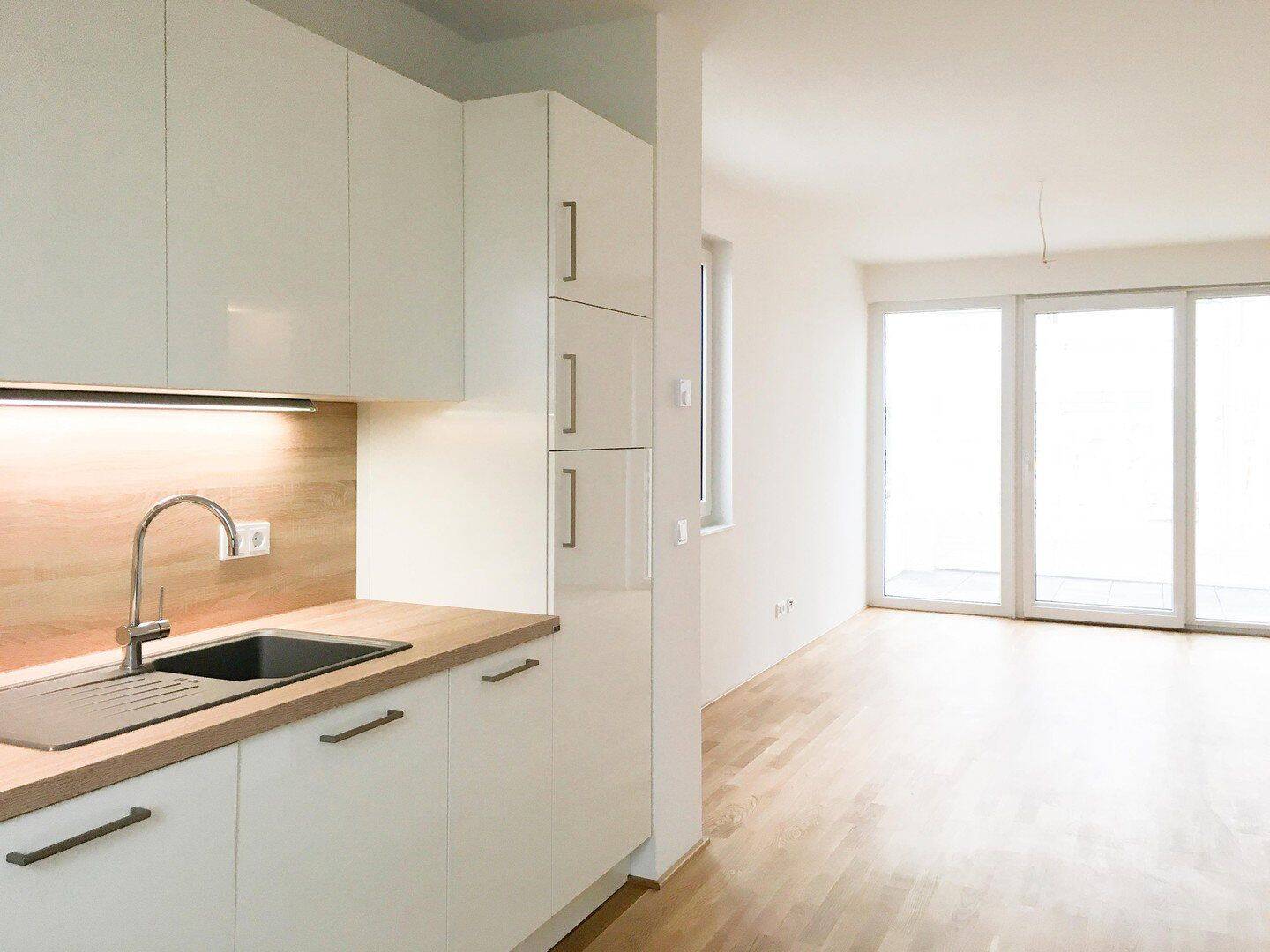 Helle 2-Zimmer-Wohnung mit Loggia und Skyline-Blick, Einbauküche, TG-Stellplatz, Frankfurt-Riedberg, 60438 Frankfurt am Main (Kalbach-Riedberg Niederursel)