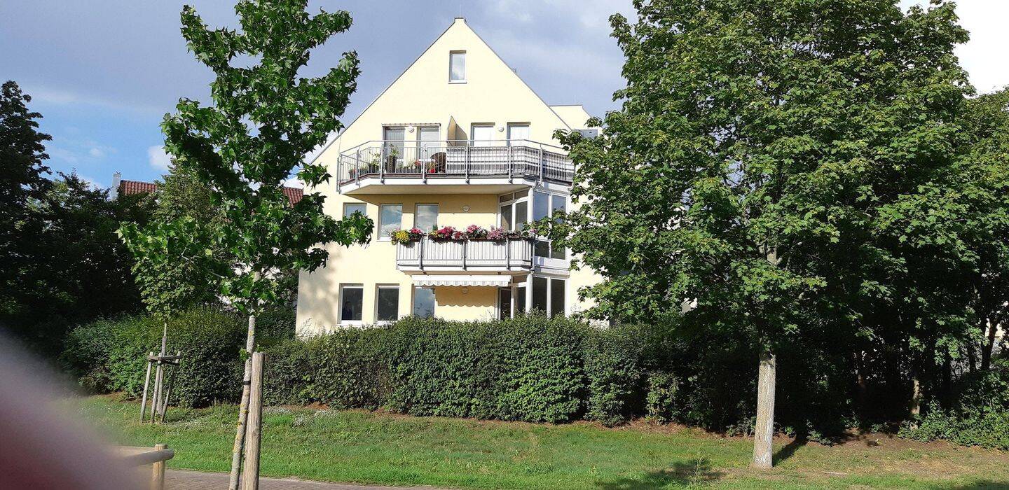 2-Zimmer-Hochparterre-Wohnung mit Balkon, EBK u. 2 Stellplätze mit Blick ins Grüne, 14612 Falkensee