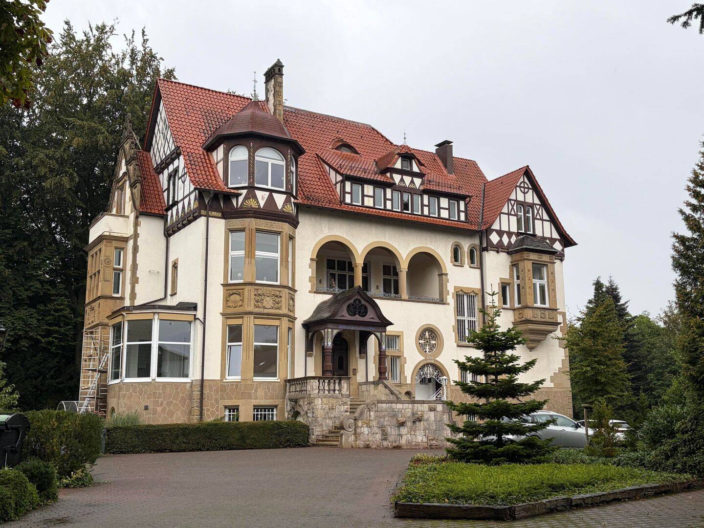 Historischer Charme trifft auf urbanes Wohnen – Stilvolle 2,5-ZKB-Wohnung in einer Stadtvilla, 33615 Bielefeld (Gellershagen Innenstadt)